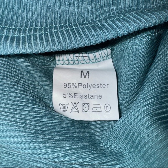 Teal V-Neck Ribbed Crop Top - Picture 2 of 3